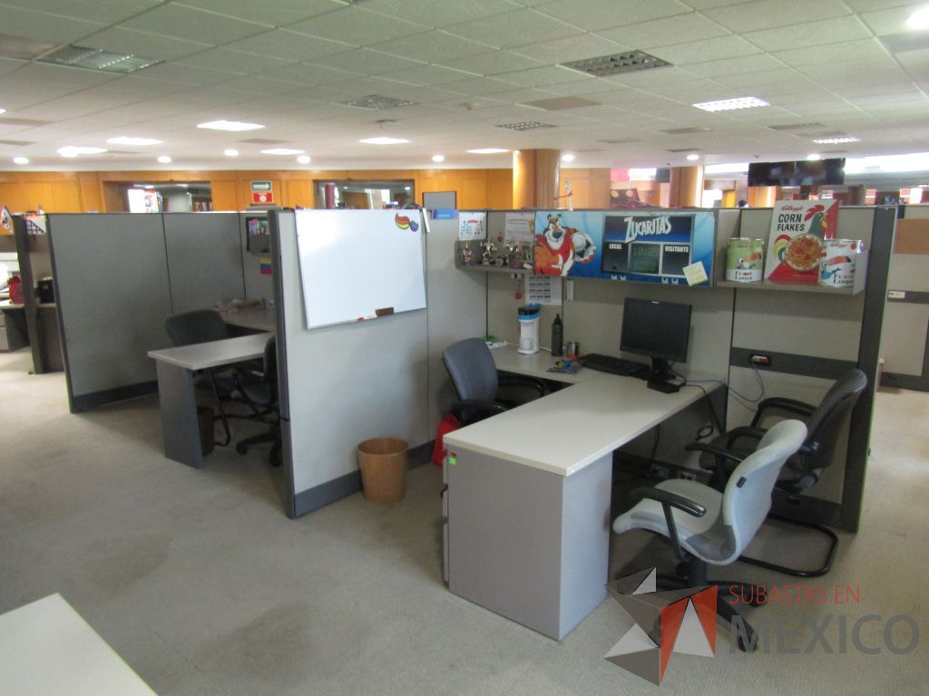 Lote 063 - Estación de trabajo de mampara alta para 4 personas con 4 archiveros de pedestal de 3 cajones - Imagen 7