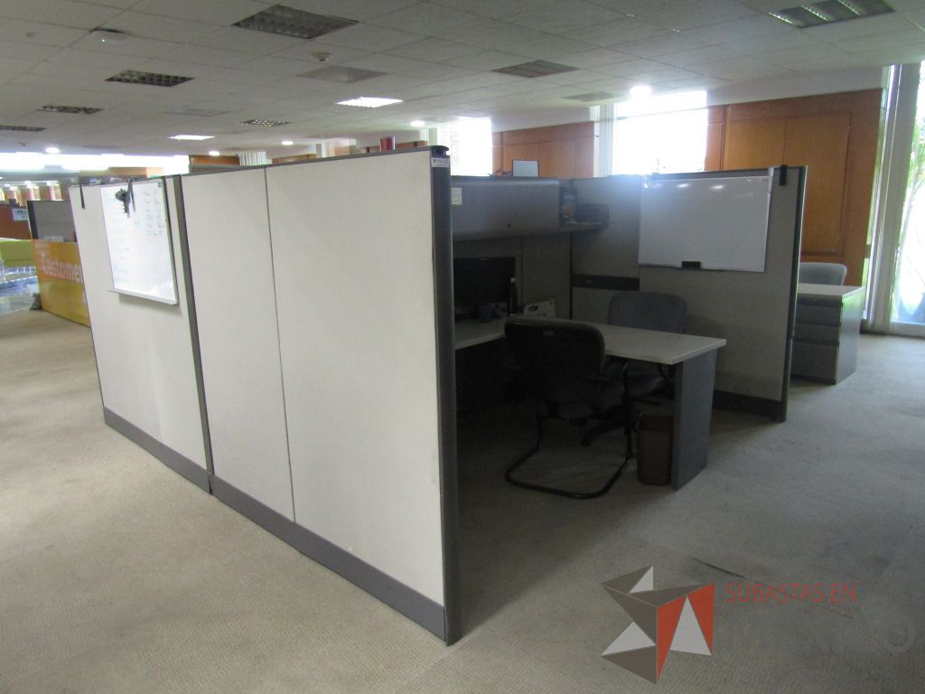 Lote 063 - Estación de trabajo de mampara alta para 4 personas con 4 archiveros de pedestal de 3 cajones - Imagen 10
