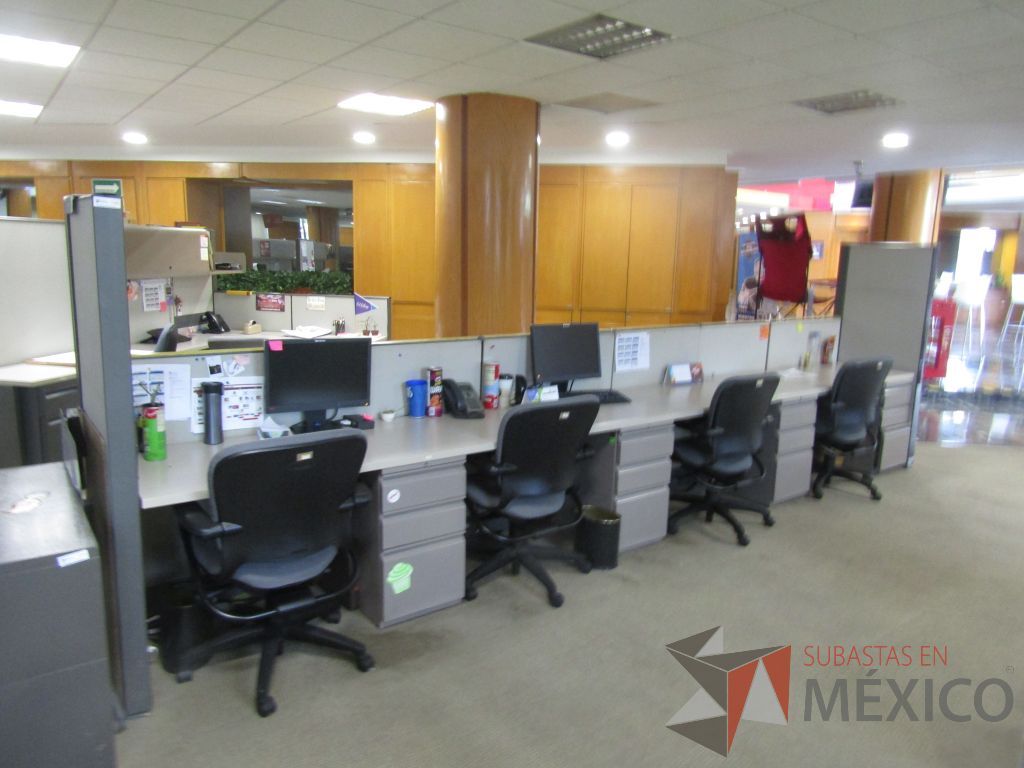 Lote 070 - Estación de trabajo lineal de mampara baja para 3 personas con 3 archiveros de 3 cajones