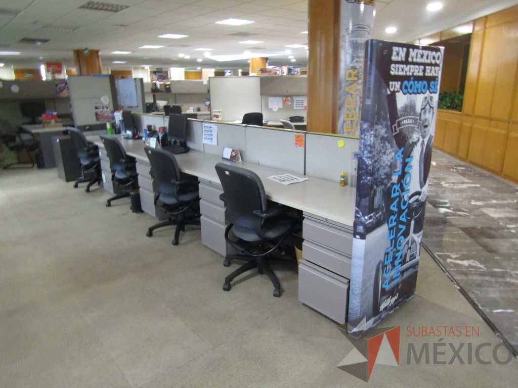 Lote 070 - Estación de trabajo lineal de mampara baja para 3 personas con 3 archiveros de 3 cajones - Imagen 9