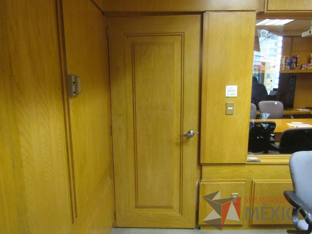 Lote 001 - 3 canceles de madera, 4 puertas y 8 ventanas de vidrio reflectivo - Imagen 16