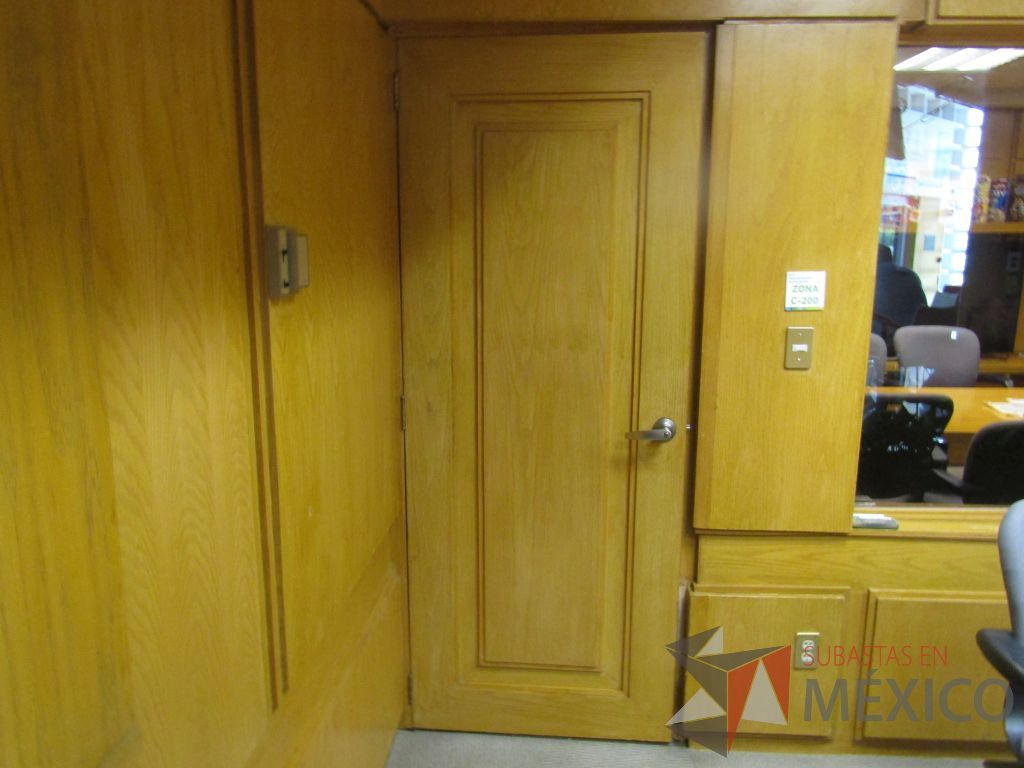 Lote 001 - 3 canceles de madera, 4 puertas y 8 ventanas de vidrio reflectivo - Imagen 17