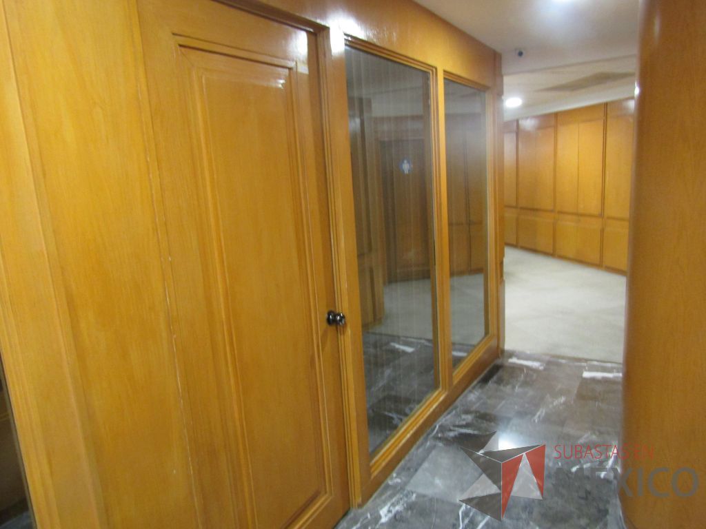 Lote 020 - Cancel de madera con 2 hojas de vidrio y puerta de madera con manija metálica - Imagen 2