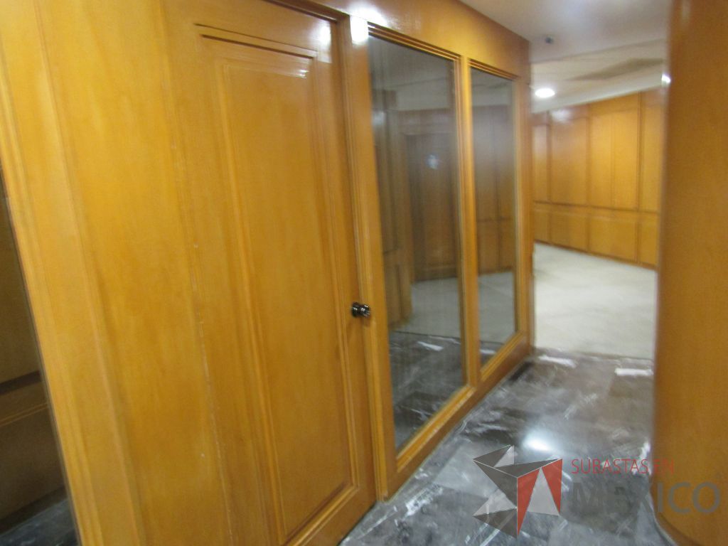 Lote 020 - Cancel de madera con 2 hojas de vidrio y puerta de madera con manija metálica - Imagen 3