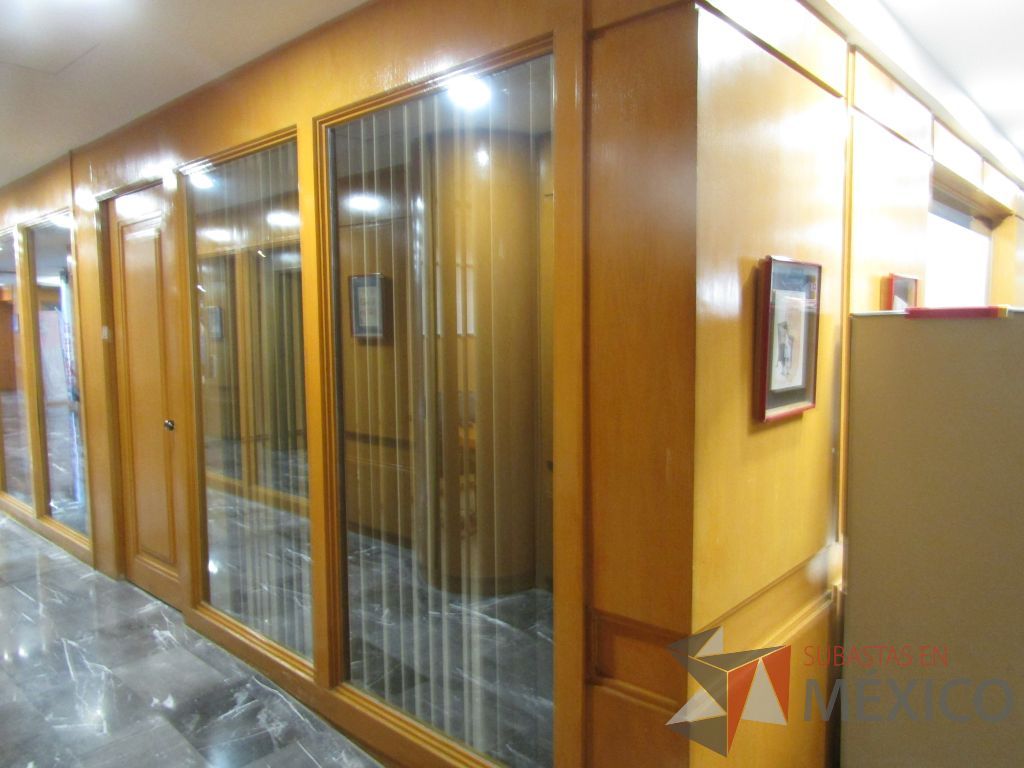 Lote 020 - Cancel de madera con 2 hojas de vidrio y puerta de madera con manija metálica - Imagen 5
