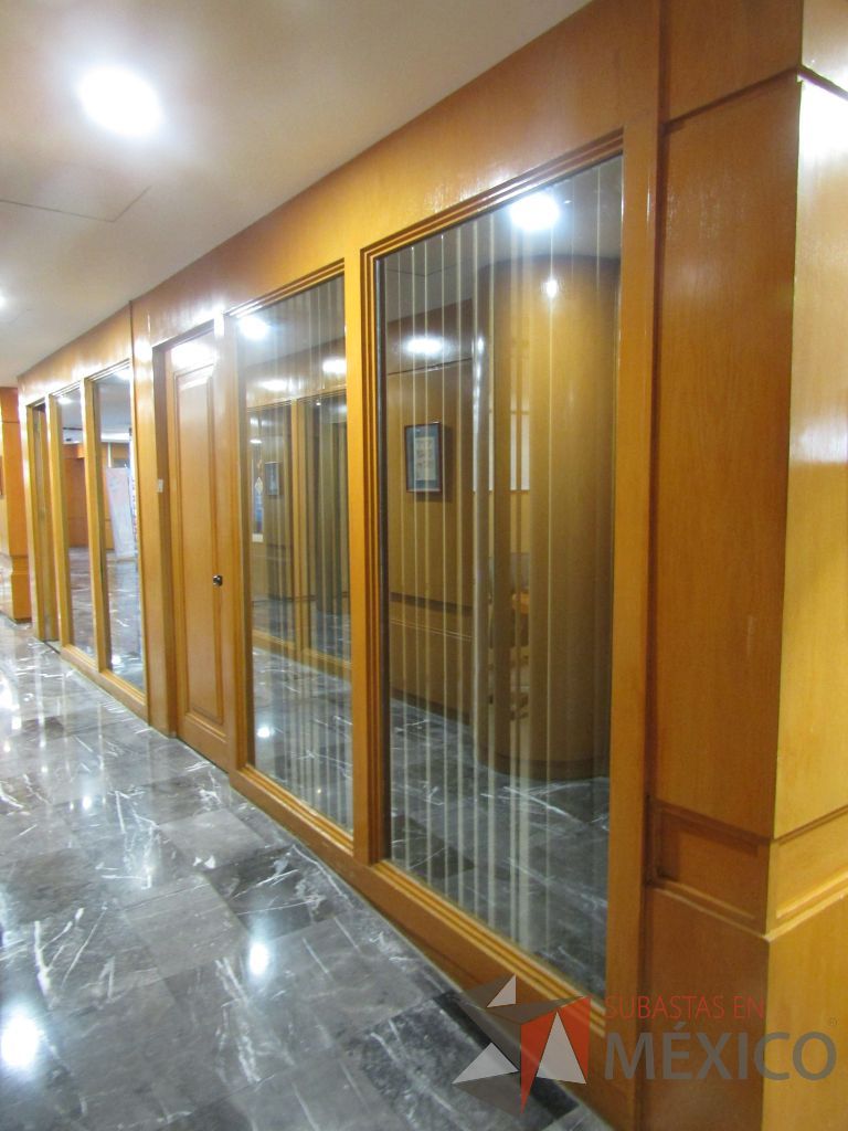 Lote 020 - Cancel de madera con 2 hojas de vidrio y puerta de madera con manija metálica - Imagen 6