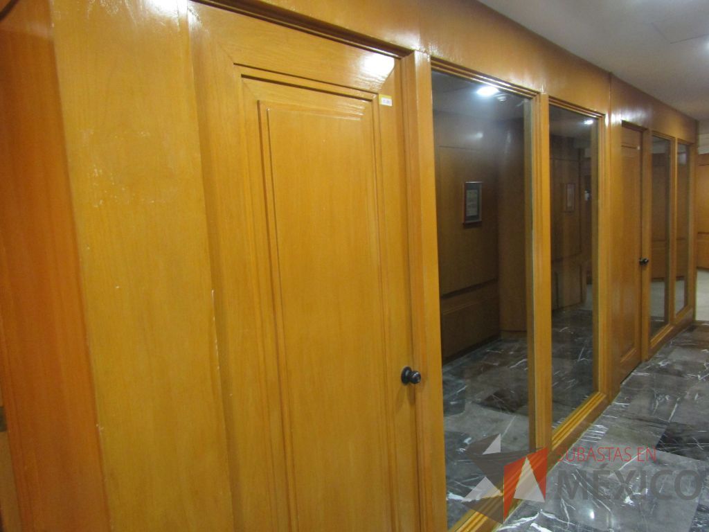 Lote 071 - Cancel de madera con 2 hojas de vidrio y puerta de madera con manija metálica - Imagen 2