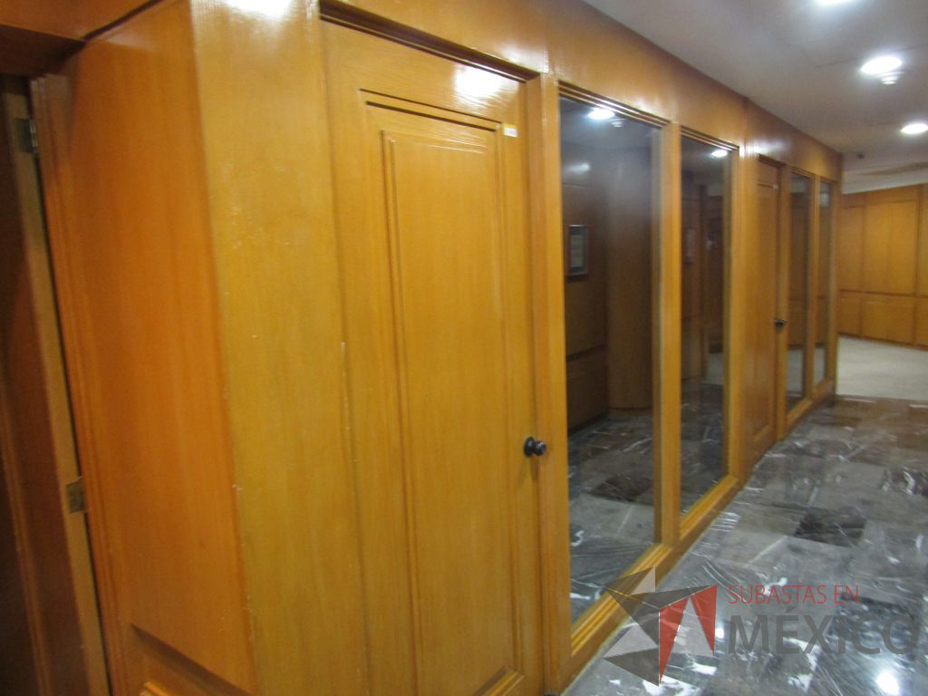 Lote 071 - Cancel de madera con 2 hojas de vidrio y puerta de madera con manija metálica - Imagen 3