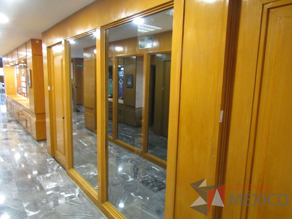 Lote 071 - Cancel de madera con 2 hojas de vidrio y puerta de madera con manija metálica - Imagen 4