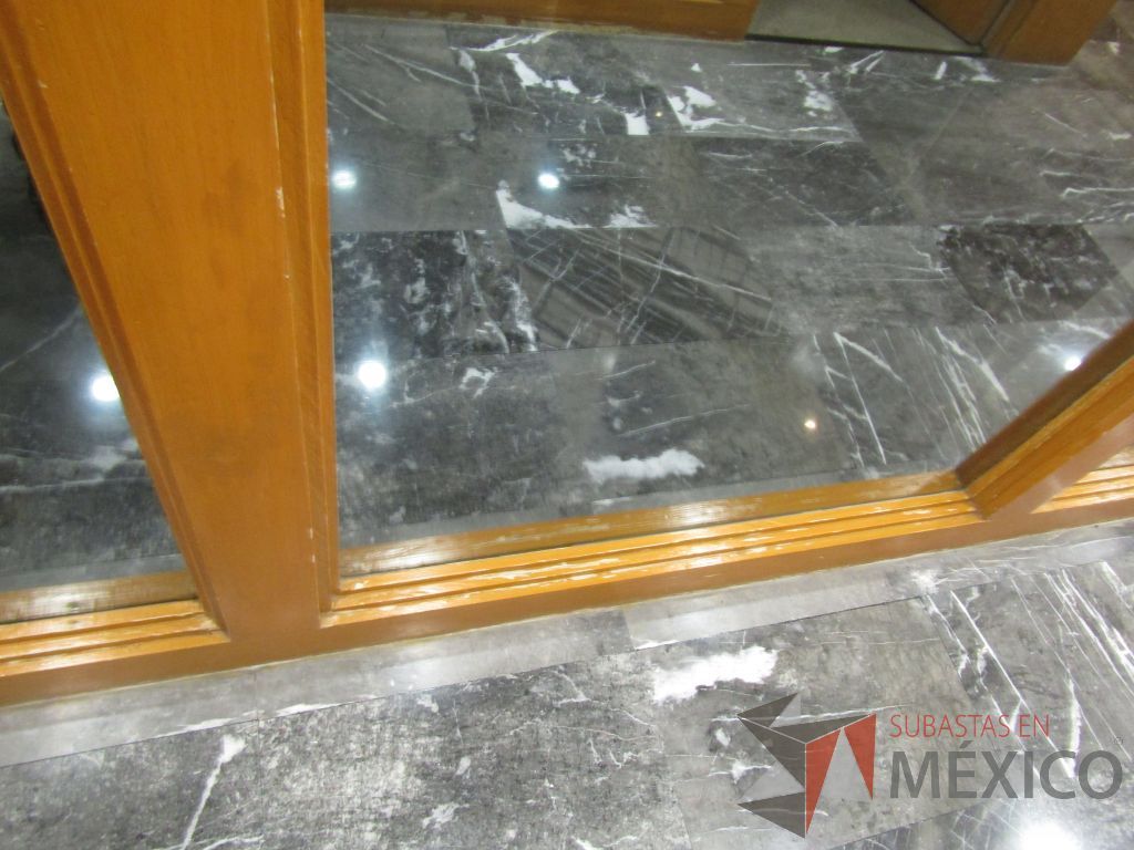Lote 001 - 3 canceles de madera, 4 puertas y 8 ventanas de vidrio reflectivo - Imagen 9
