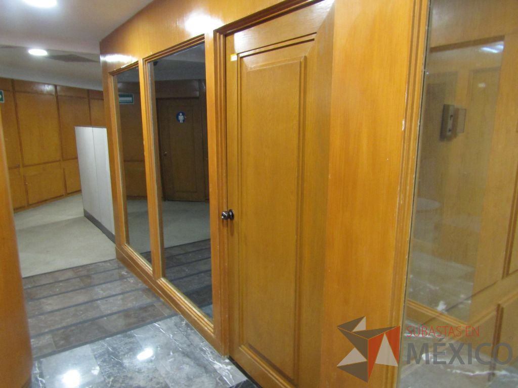 Lote 090 - Cancel de madera con 2 hojas de vidrio y puerta de madera con manija metálica - Imagen 2