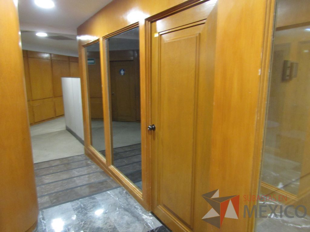 Lote 090 - Cancel de madera con 2 hojas de vidrio y puerta de madera con manija metálica - Imagen 3