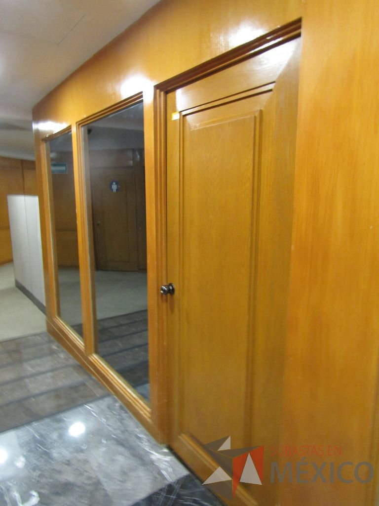 Lote 090 - Cancel de madera con 2 hojas de vidrio y puerta de madera con manija metálica - Imagen 4