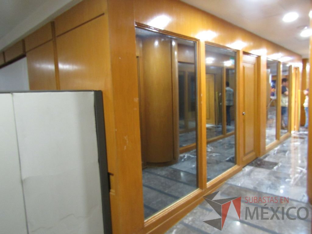 Lote 090 - Cancel de madera con 2 hojas de vidrio y puerta de madera con manija metálica - Imagen 5