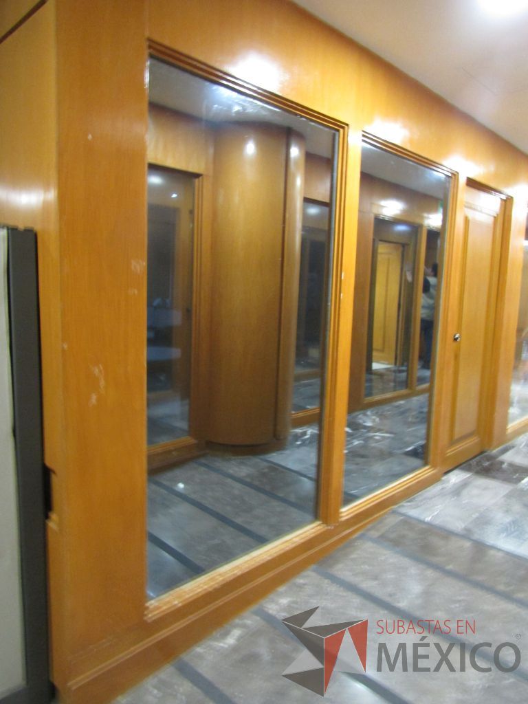 Lote 090 - Cancel de madera con 2 hojas de vidrio y puerta de madera con manija metálica - Imagen 6