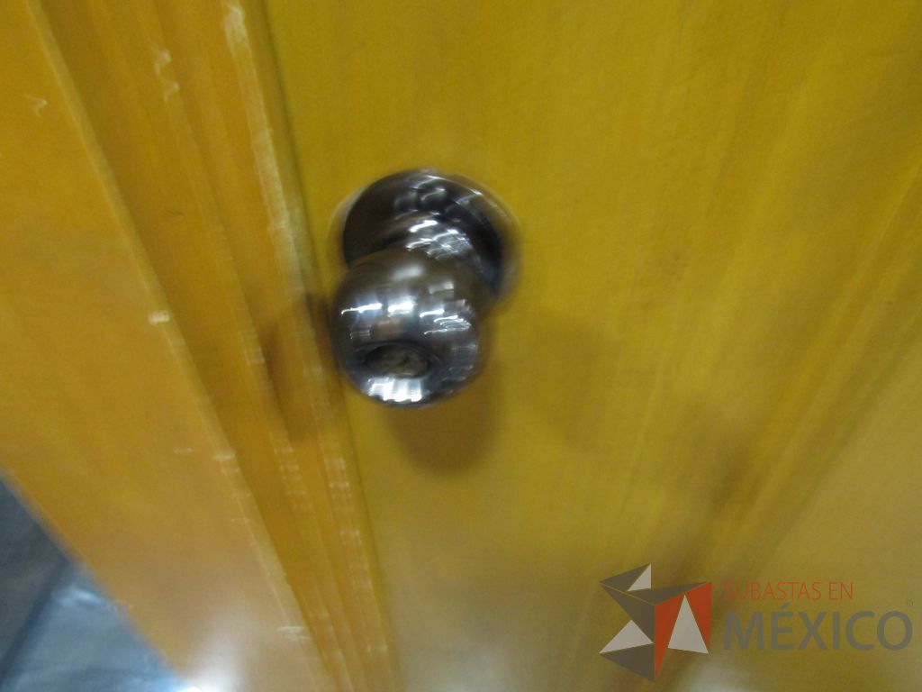 Lote 090 - Cancel de madera con 2 hojas de vidrio y puerta de madera con manija metálica - Imagen 7