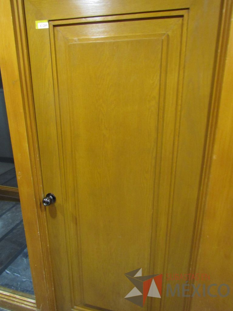 Lote 090 - Cancel de madera con 2 hojas de vidrio y puerta de madera con manija metálica - Imagen 8