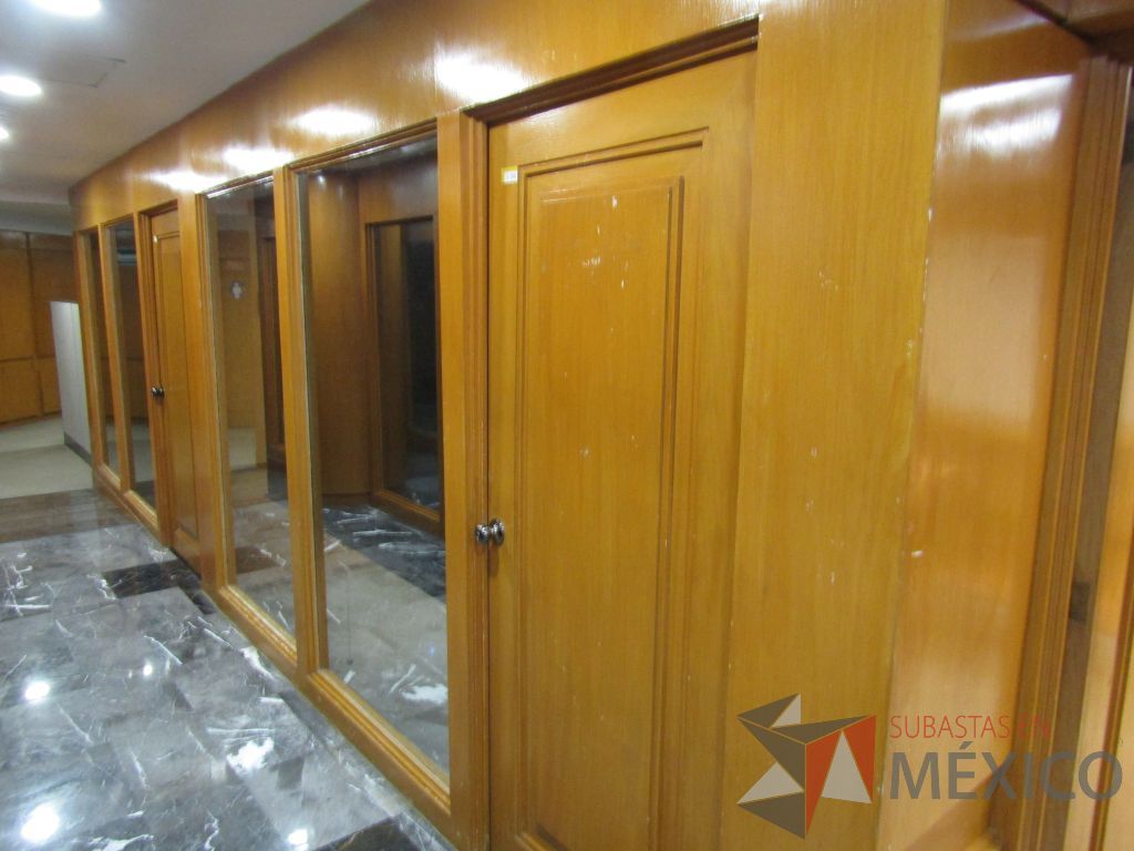 Lote 051 - Cancel de madera con 2 hojas de vidrio y puerta de madera con manija metálica - Imagen 2