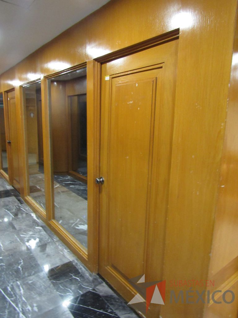 Lote 051 - Cancel de madera con 2 hojas de vidrio y puerta de madera con manija metálica - Imagen 3