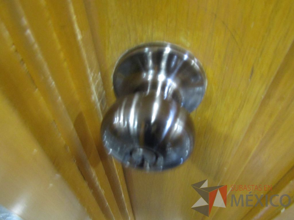Lote 051 - Cancel de madera con 2 hojas de vidrio y puerta de madera con manija metálica - Imagen 4