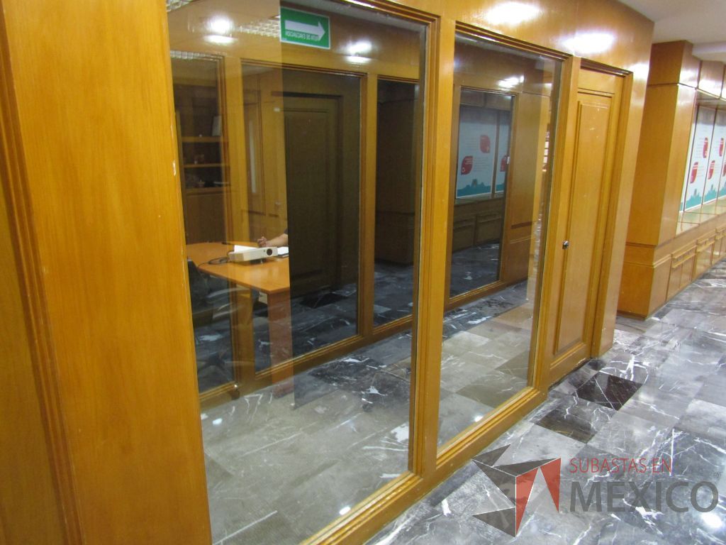 Lote 051 - Cancel de madera con 2 hojas de vidrio y puerta de madera con manija metálica - Imagen 5