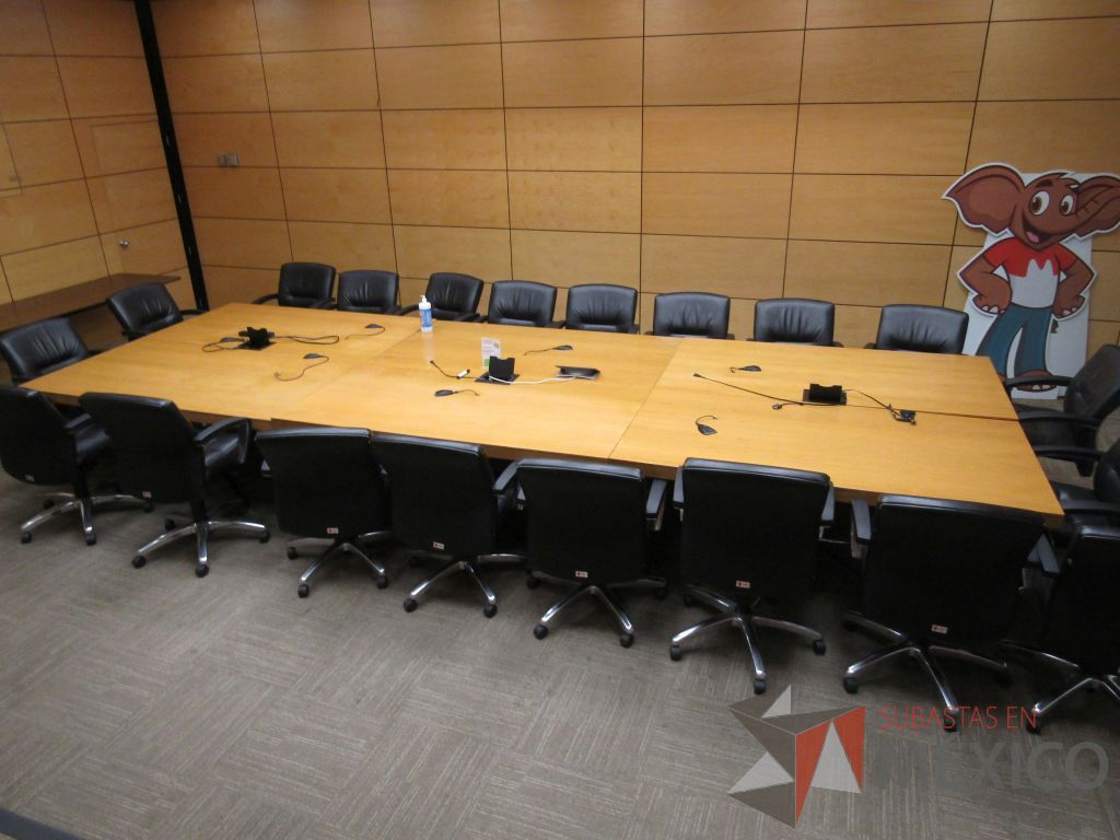 Lote 021 - Mesa de trabajo para 20 personas en 6 piezas, base metálica y accesorios para conexiones - Imagen 3