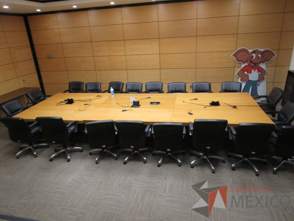Lote 021 - Mesa de trabajo para 20 personas en 6 piezas, base metálica y accesorios para conexiones - Imagen 4