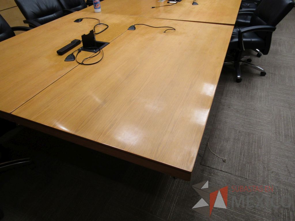 Lote 021 - Mesa de trabajo para 20 personas en 6 piezas, base metálica y accesorios para conexiones - Imagen 5