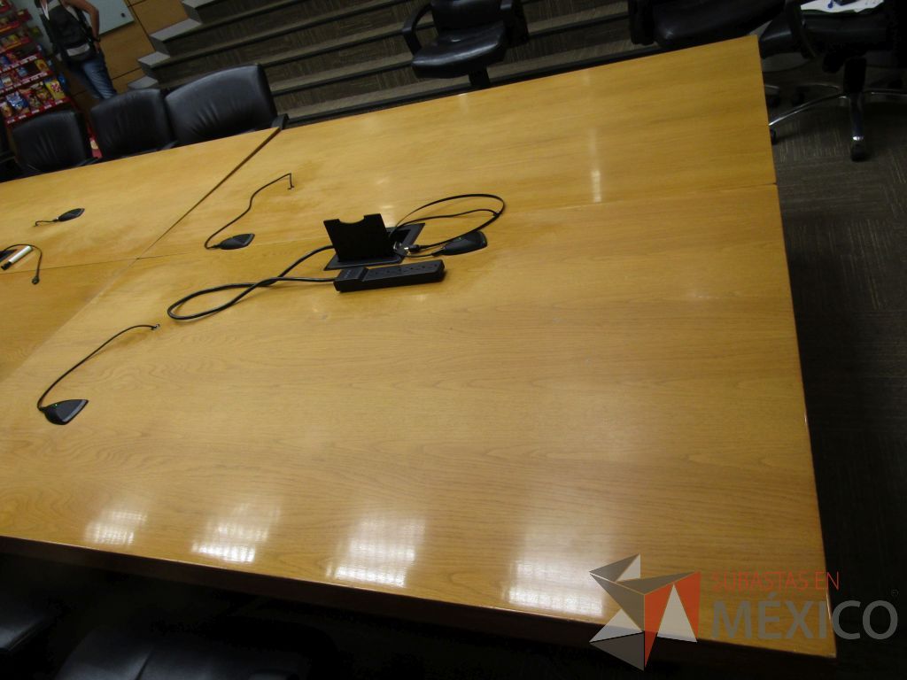 Lote 021 - Mesa de trabajo para 20 personas en 6 piezas, base metálica y accesorios para conexiones - Imagen 6
