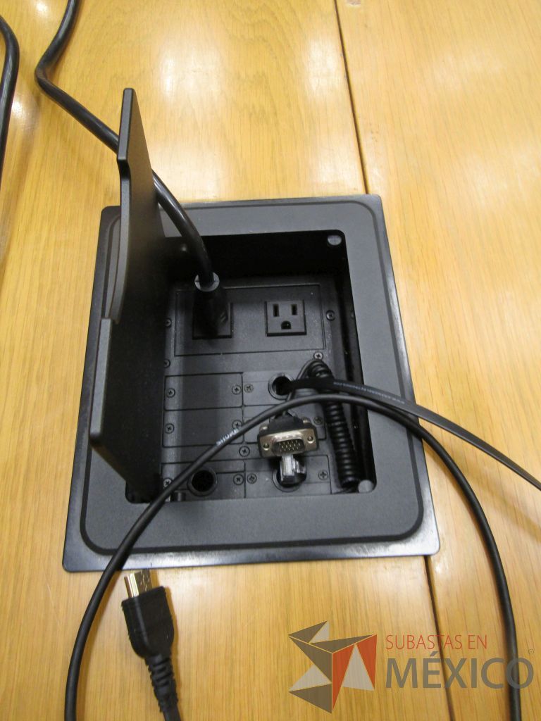 Lote 021 - Mesa de trabajo para 20 personas en 6 piezas, base metálica y accesorios para conexiones - Imagen 7
