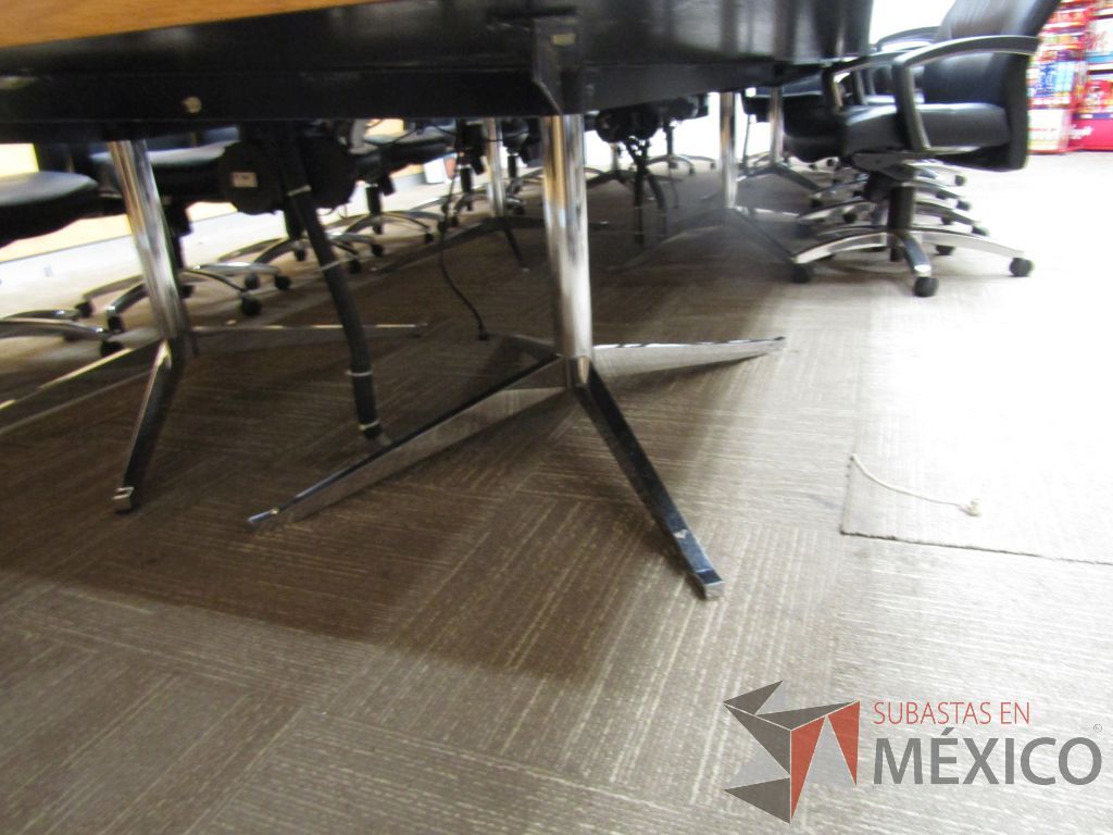 Lote 021 - Mesa de trabajo para 20 personas en 6 piezas, base metálica y accesorios para conexiones - Imagen 8