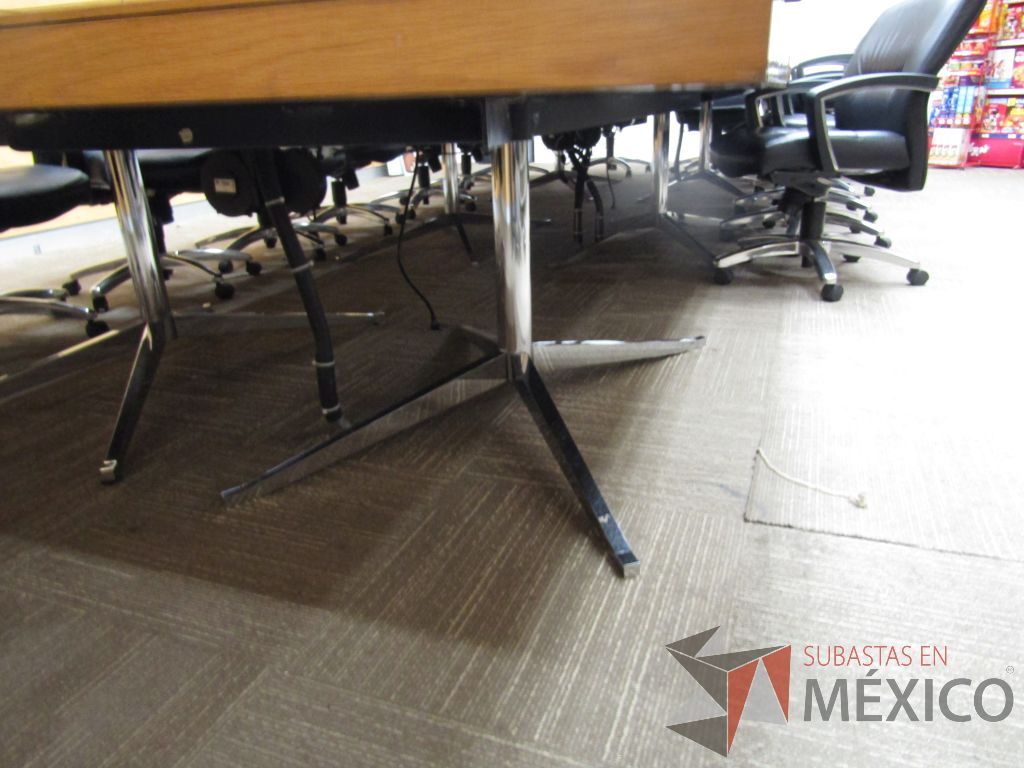 Lote 021 - Mesa de trabajo para 20 personas en 6 piezas, base metálica y accesorios para conexiones - Imagen 9