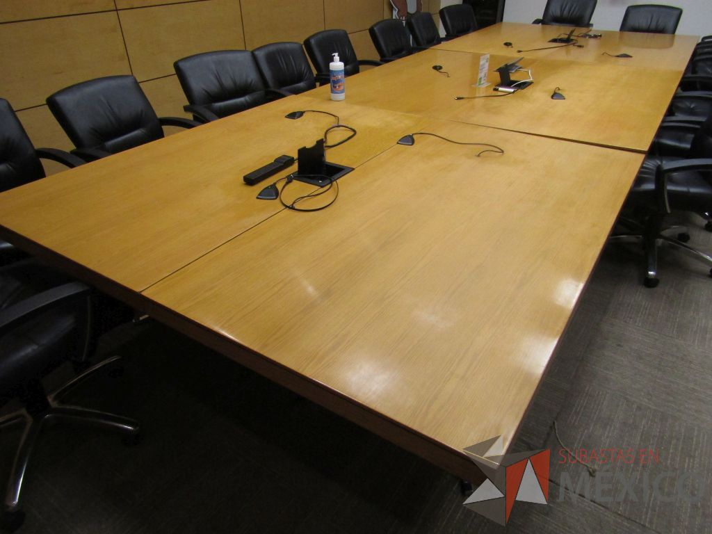 Lote 021 - Mesa de trabajo para 20 personas en 6 piezas, base metálica y accesorios para conexiones - Imagen 10