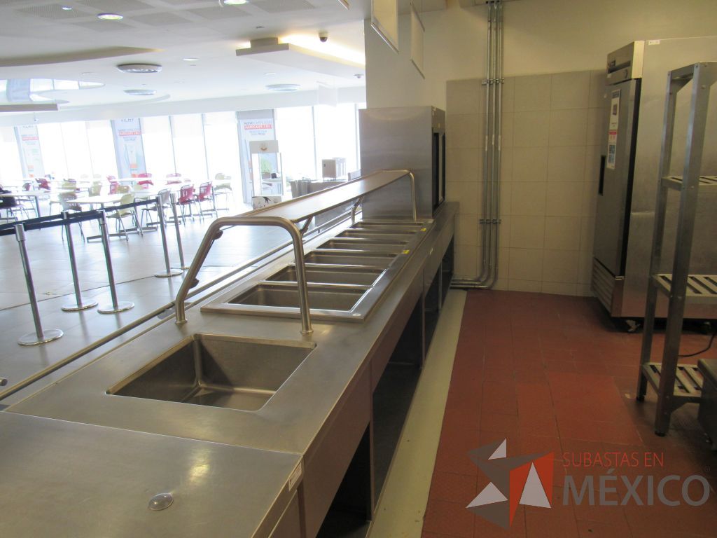 Lote 005 - Barra de servicio con exihidor de 2 puertas, dos entrepaños para 11 baños maría para alimentos y barra deslizadora de charolas - Imagen 33