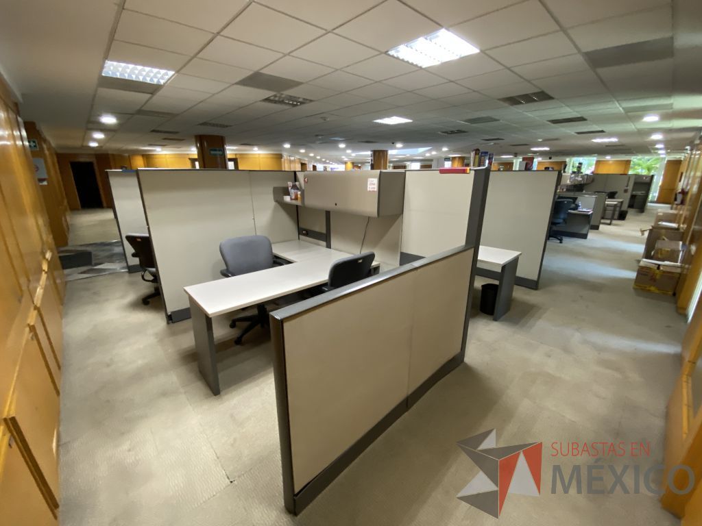 Lote 012 - Estación de trabajo de mampara alta para 12 personas con 14 archiveros de pedestal de 3 cajones