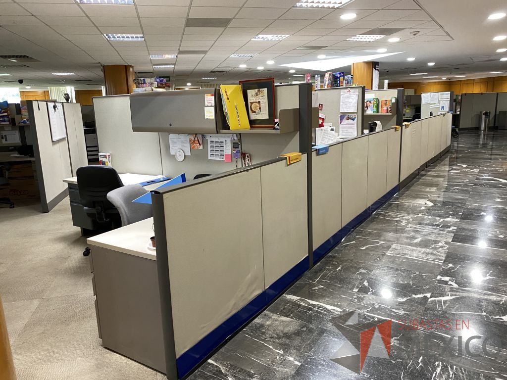 Lote 062 - Estación de trabajo de mampara alta para 14 personas con 13 archiveros de pedestal de 3 cajones