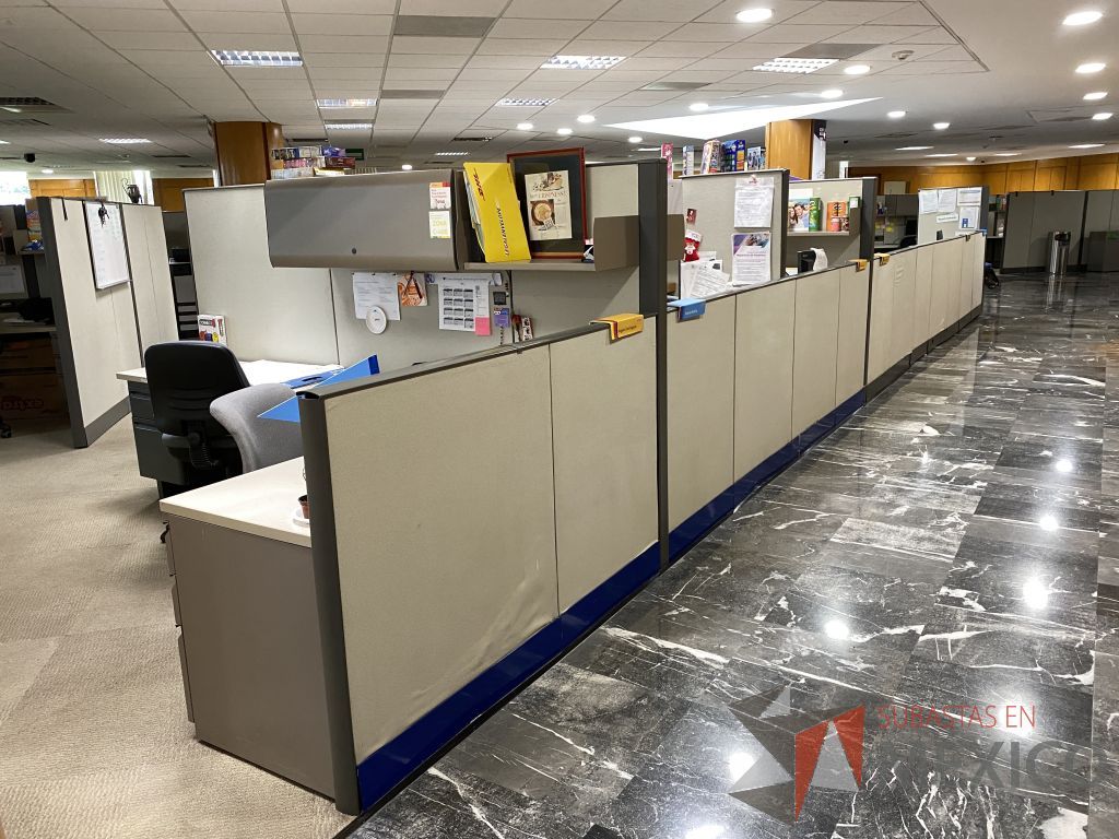 Lote 062 - Estación de trabajo de mampara alta para 14 personas con 13 archiveros de pedestal de 3 cajones - Imagen 15