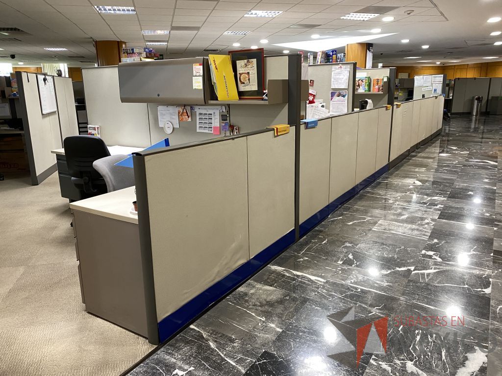 Lote 062 - Estación de trabajo de mampara alta para 14 personas con 13 archiveros de pedestal de 3 cajones - Imagen 16