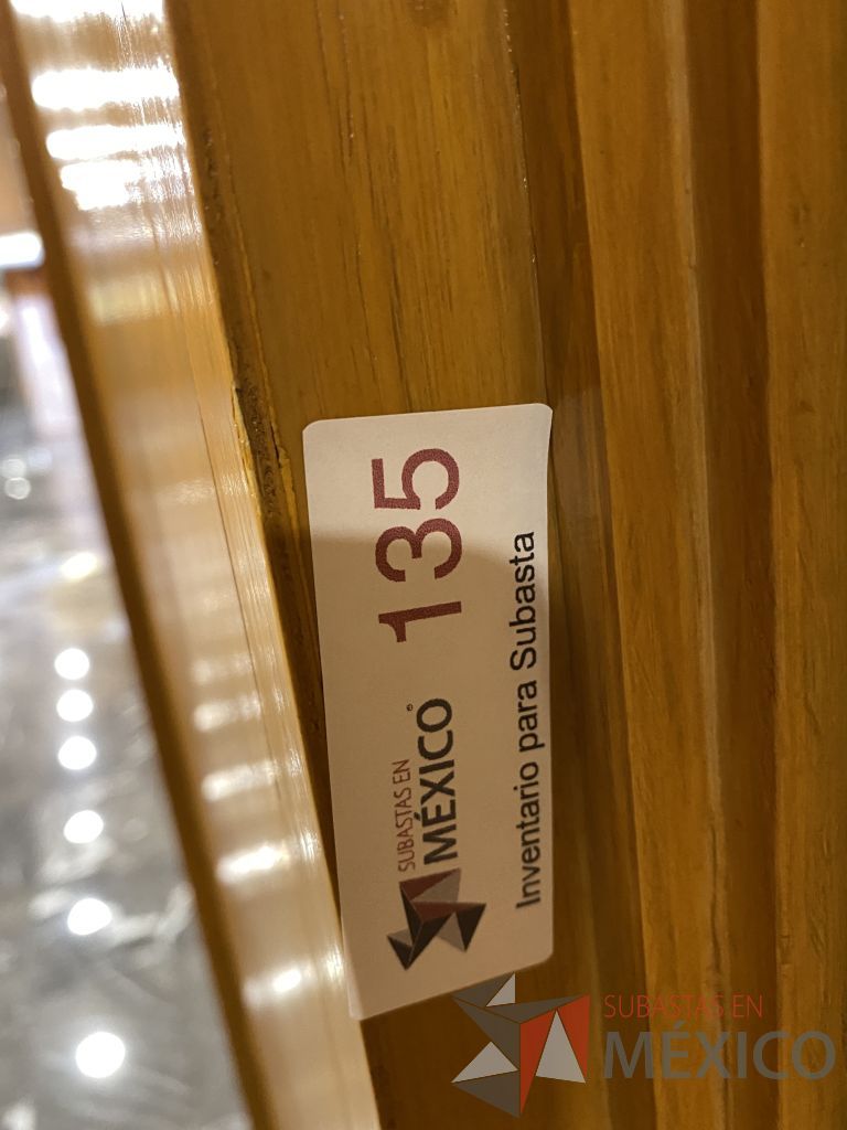 Lote 020 - Cancel de madera con 2 hojas de vidrio y puerta de madera con manija metálica - Imagen 7