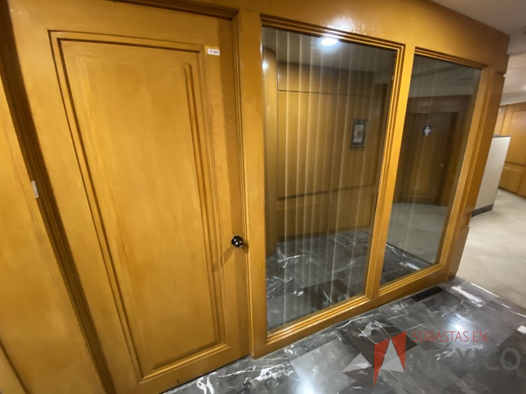 Lote 020 - Cancel de madera con 2 hojas de vidrio y puerta de madera con manija metálica