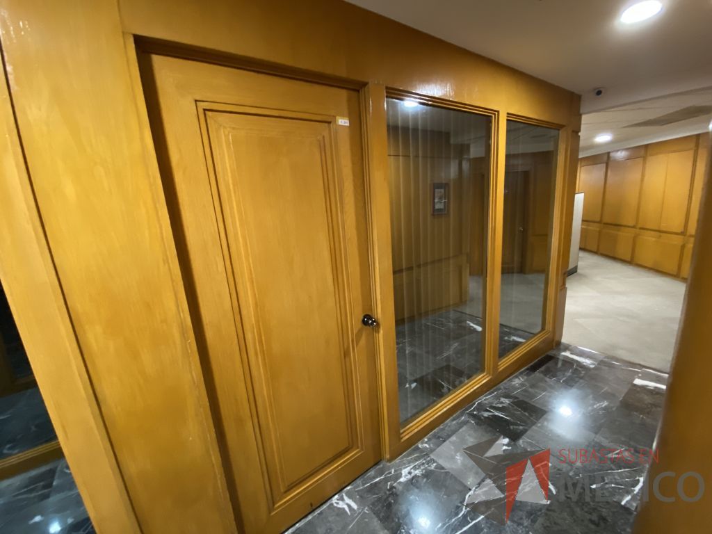 Lote 020 - Cancel de madera con 2 hojas de vidrio y puerta de madera con manija metálica - Imagen 8