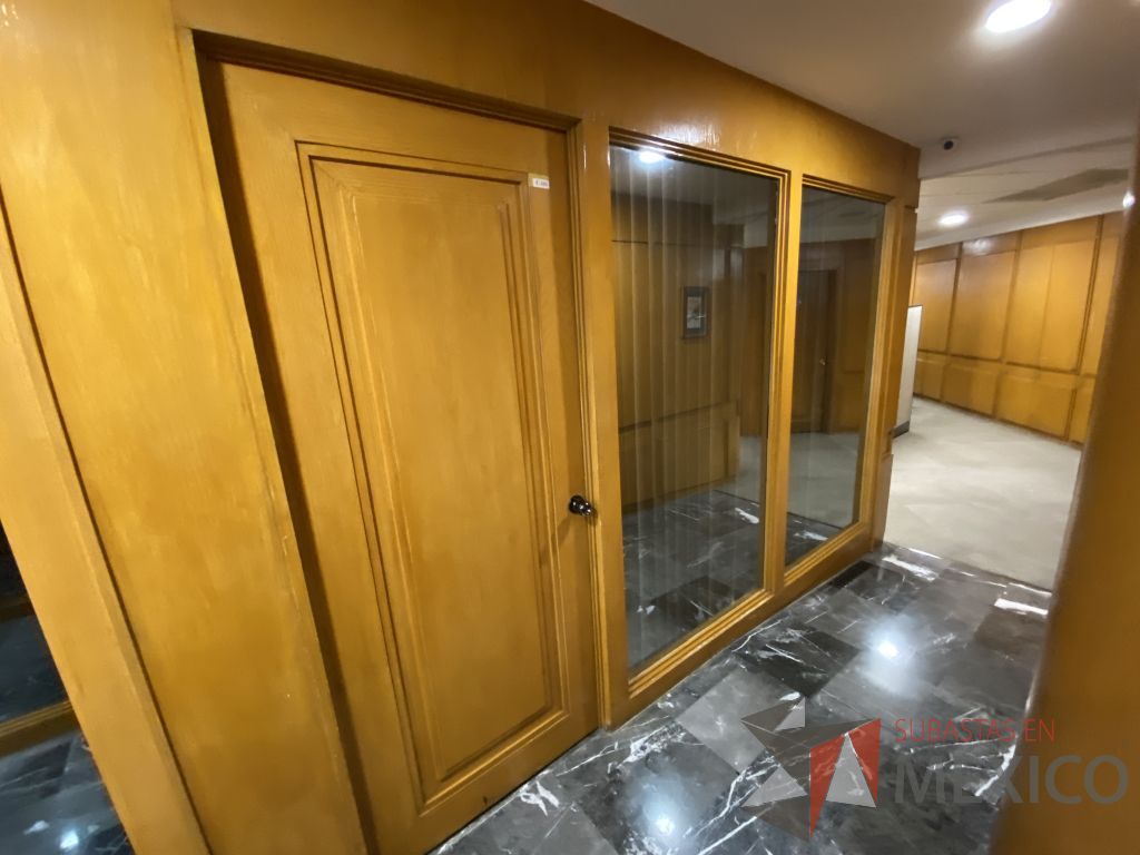 Lote 020 - Cancel de madera con 2 hojas de vidrio y puerta de madera con manija metálica - Imagen 9