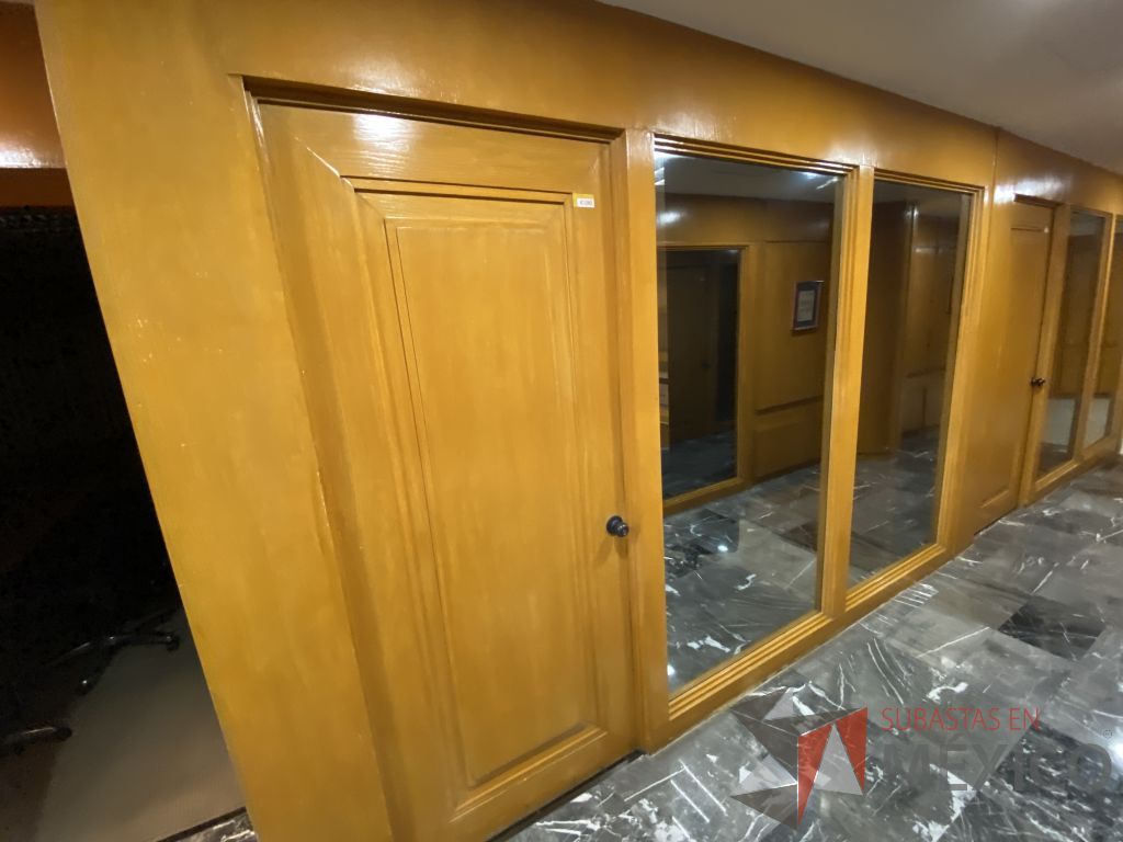 Lote 071 - Cancel de madera con 2 hojas de vidrio y puerta de madera con manija metálica