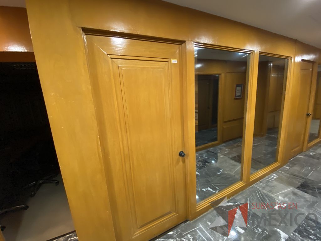 Lote 071 - Cancel de madera con 2 hojas de vidrio y puerta de madera con manija metálica - Imagen 7