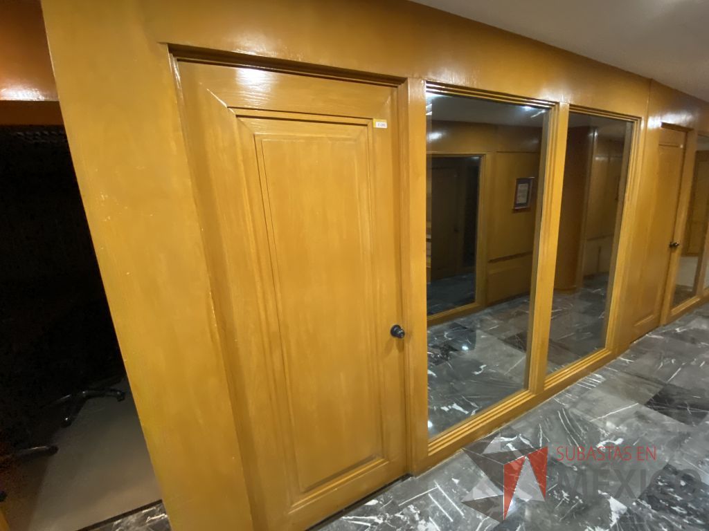 Lote 071 - Cancel de madera con 2 hojas de vidrio y puerta de madera con manija metálica - Imagen 8