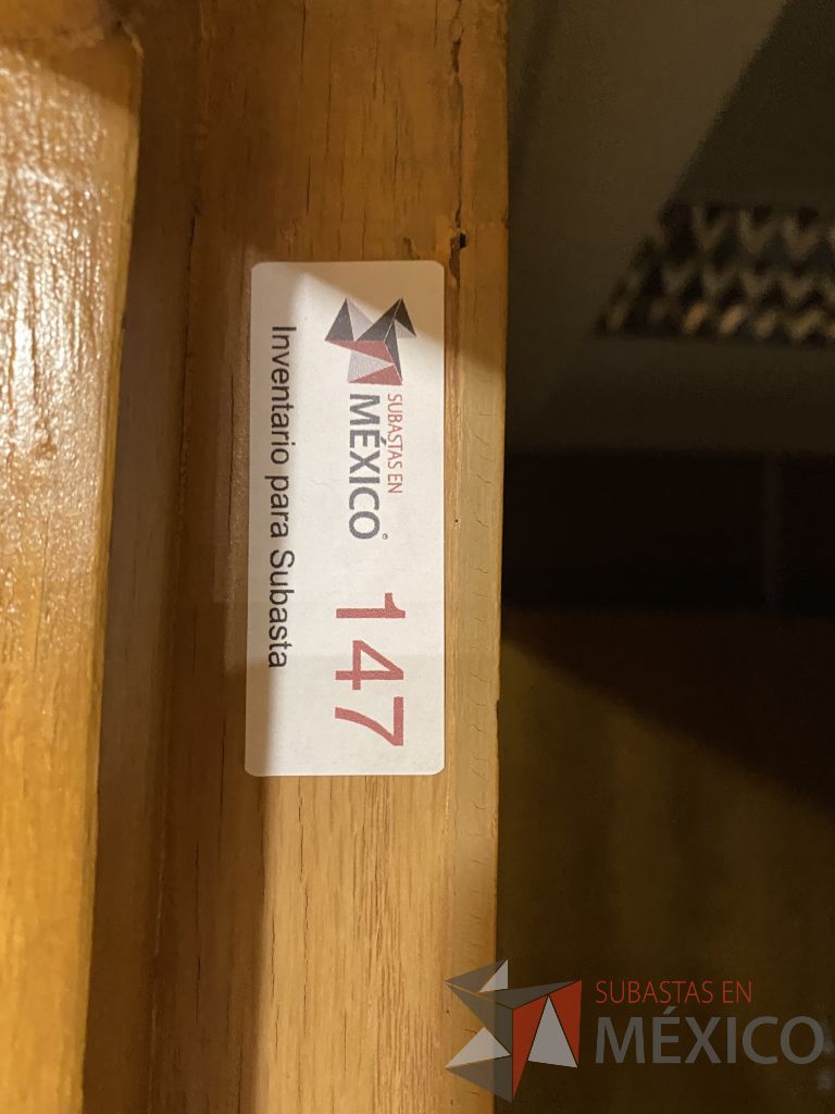 Lote 090 - Cancel de madera con 2 hojas de vidrio y puerta de madera con manija metálica - Imagen 9