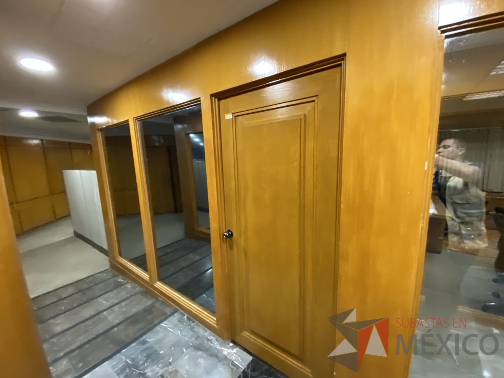 Lote 090 - Cancel de madera con 2 hojas de vidrio y puerta de madera con manija metálica