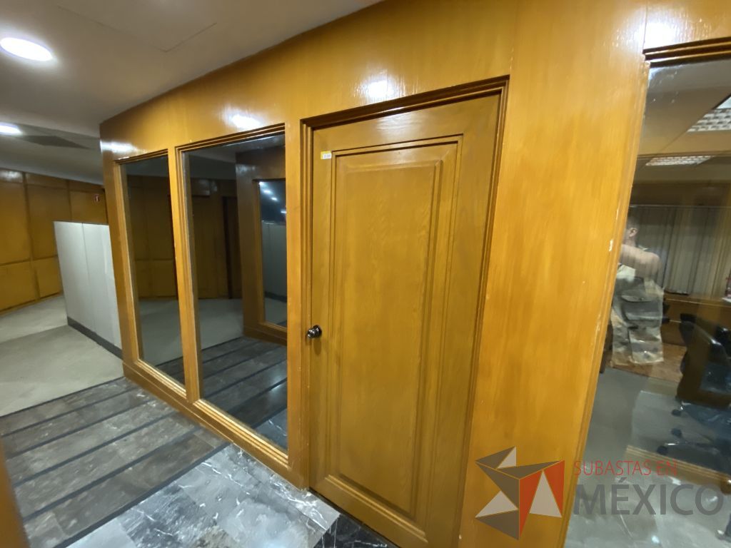 Lote 090 - Cancel de madera con 2 hojas de vidrio y puerta de madera con manija metálica - Imagen 10