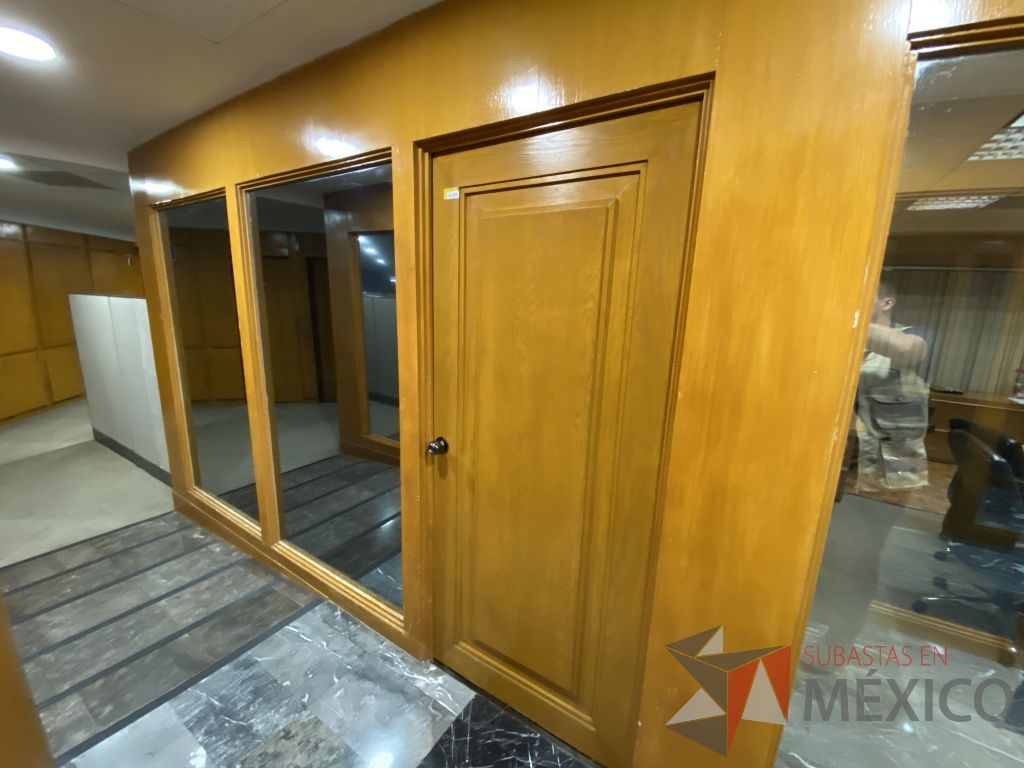 Lote 090 - Cancel de madera con 2 hojas de vidrio y puerta de madera con manija metálica - Imagen 11