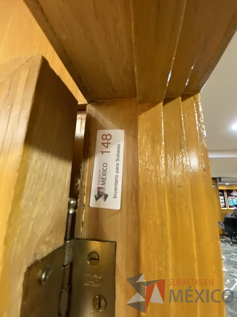 Lote 051 - Cancel de madera con 2 hojas de vidrio y puerta de madera con manija metálica - Imagen 6